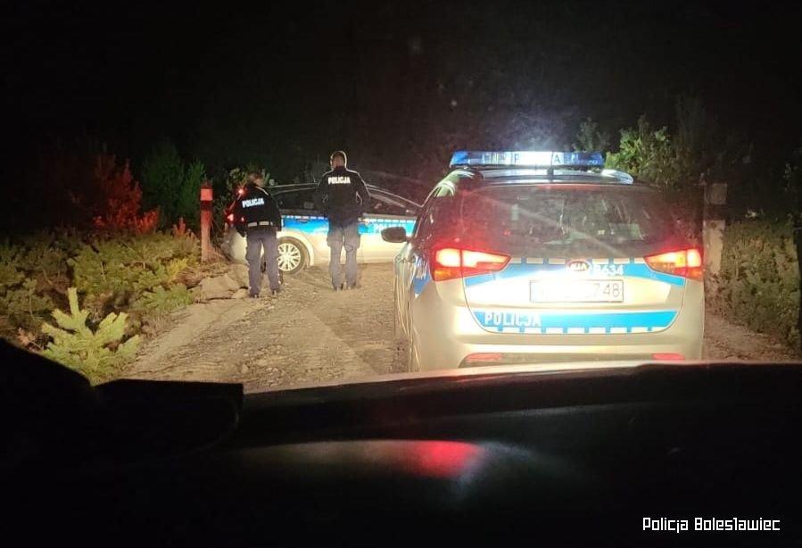 Policjanci z Nowogrodca odnaleli w lesie zaginion 70-latk